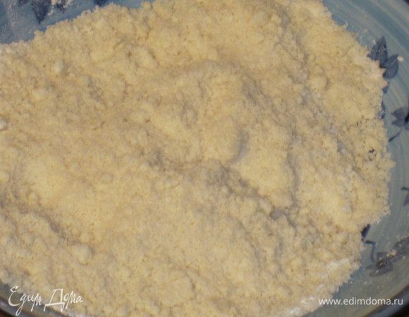 Штрейзель: Соединить в миске все ингредиенты и перемешать до образования мелкой крошки.Можно все просеять через редкое сито (чтобы крошки были одинаковые по размеру). Поставить в холодильник.