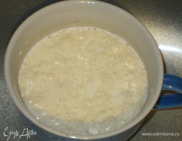 Опара:
Молоко слегка подогреть. Добавить 1 ч.л. дрожжей, 1 ч.л. сахара, 2 ст.л. муки и перемешать. Отставить до появления шапочки.
