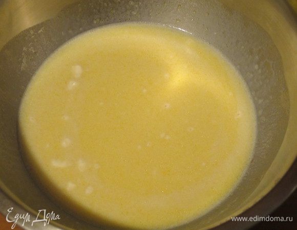 Яйцо взбить венчиком.Добавить сахар,соль,растительное масло,ванилин,растопленный маргарин и всё хорошо перемешать.