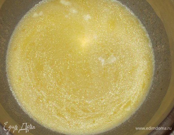 Добавить опару и ещё раз перемешать.