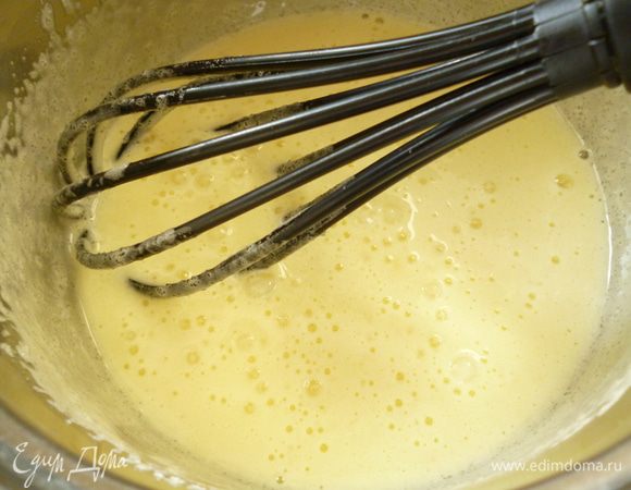 Яйца слегка взбить с сахаром до появления пенки и легкого загустения.