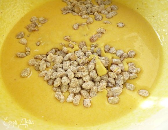 Добавить к мучной смеси кефир,яичную смесь,растительное масло.Хорошо перемешать до однородной смеси.Дать постоять 10 минут.Изюм обдать кипятком,обсушить полотенцем,присыпать его мукой и добавить к тесту.Хорошо перемешать.