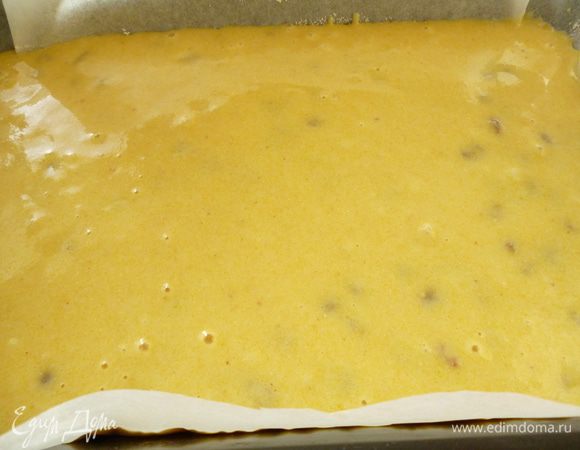 Форму для выпечки выстилаем пергаментом,смазанным маргарином и посыпанным манкой.Равномерно распределяем тесто.Выпекать при 170 градусах 35-40 минут до золотистого цвета.Готовность проверяем шпажкой.Готовый малай достать из духовки,накрыть полотенцем и дать остыть.Затем нарезать на порции и посыпать сахарной пудрой.Приятного аппетита!