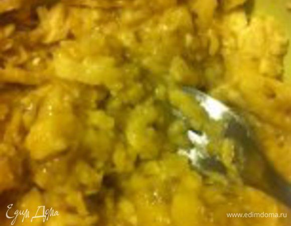 Духовку предварительно разогрейте до 180 градусов. Бананы разомните вилкой в пюре, но так, чтобы попадались кусочки - так вкуснее