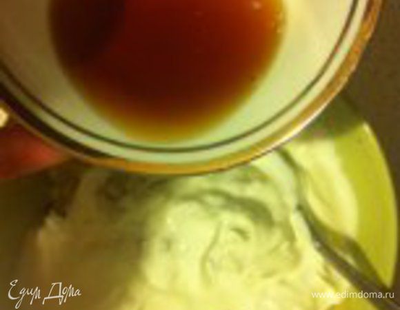 К бананам добавьте сметану и ром, перемешайте