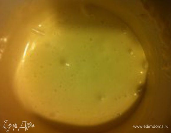 В отдельной миске взбейте три яйца с сахаром в белую пену