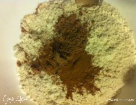 Смешайте просеянную муку, какао, соду и корицу