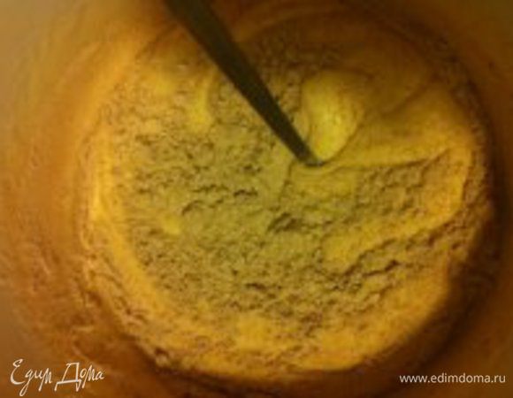 В сахарно-яичную смесь всыпьте половину муки с какао, содой, корицей, перемешайте