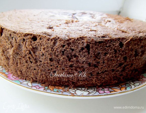 Готовый бисквит остудить, затем вырезать из формы.