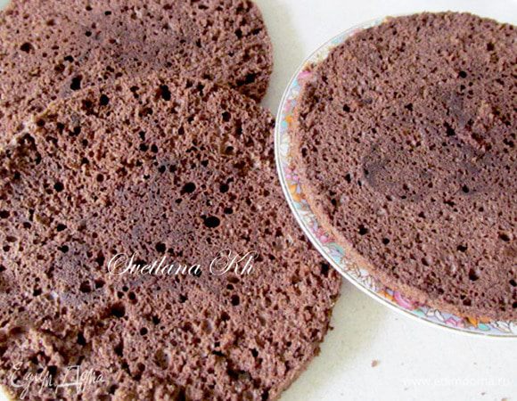 Разрезать бисквит на 3 части . Я это делала ножом с мелкими, едва заметными зубцами на лезвии. Предварительно нужно сделать насечки на корже.