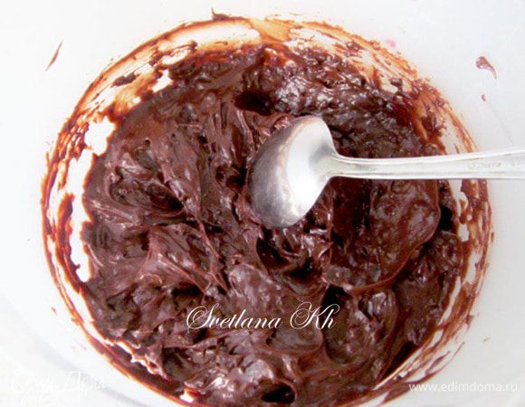 Для крема сварить пудинг как написано на упаковке. Мне понадобилось 500 мл молока и 3 ст. л. сахара. Можно использовать любой шоколадный пудинг. При всей моей нелюбви к  муке, входящей в состав заварных кремов, в пудинг входит крахмал и он совсем не раздражает мои рецепторы))) Можно самой сварить шоколадный заварной крем - желток, какао - 1-2 ст. л. (или растопленный шоколад, что предпочтительнее - 100 г), сахар, 1 ч. л. крахмала смешать с небольшим количеством холодного молока до однородности. Добавить оставшееся молоко (всего 500 г) и поставить на огонь. Варить до загустения при непрерывном помешивании. Добавить ванилин.
Накрыть готовый пудинг  пленкой и остудить.