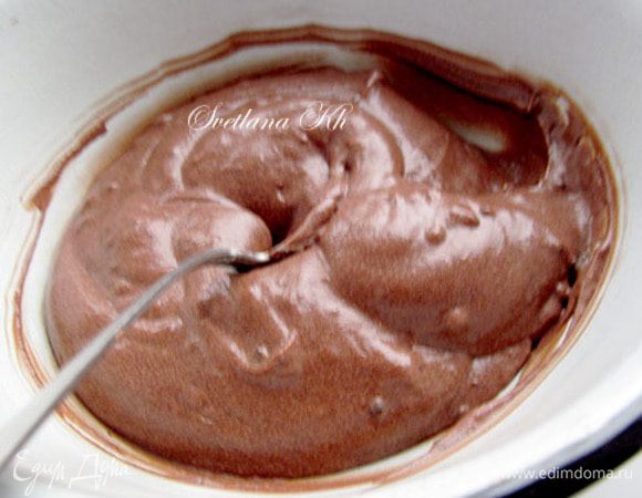 Сливки взбить до крепкой пены и малыми порциями соединить с шоколадным пудингом. Получится очень нежный и пышный крем.