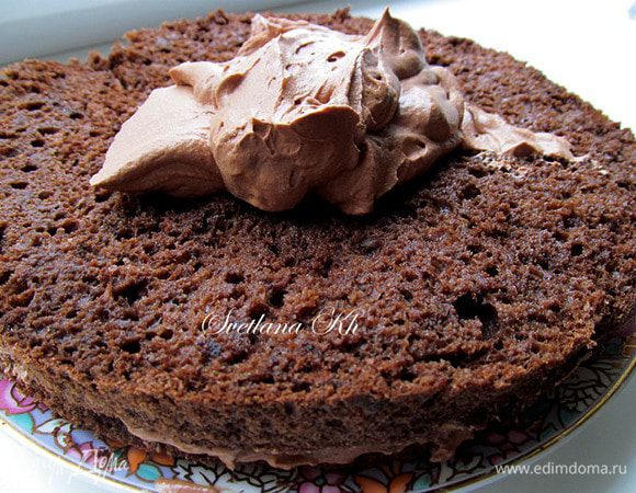 Собираем торт.
Подходящую поверхность выстелить фольгой. Выложить первый корж.
Пропитать его сиропом с кофе и шоколадным ликером. Для сиропа смешать  в равных количествах сахар, воду, добавить кофе. Довести до кипения, кипятить 3 минуты. Остудить и влить ликер (коньяк, ром)
Затем положить второй корж, прижать. Снова пропитать сиропом.
На второй корж уложить кранч из морозилки. Снова крем. И третий корж.
Сверху и по бокам оставшийся крем. Все разровнять спатулой. Кремом должен быть обмазан весь торт. Поставить его в холодильник.