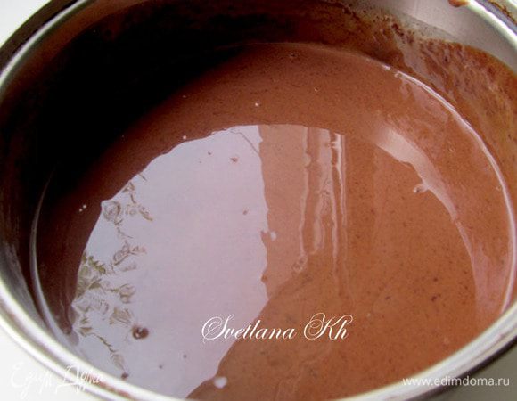 Приготовить зеркальную глазурь.
Желатин замочить в воде для набухания. Распустить его в микроволновке, сильно не нагревая.
Воду, сахар, сливки и какао смешать. Вместо какао можно взять черный шоколад. Проварить на огне до растворения всех крупинок. Остудить до 40 гр. Добавить желатин. Процедить. Остудить до 20 градусов.