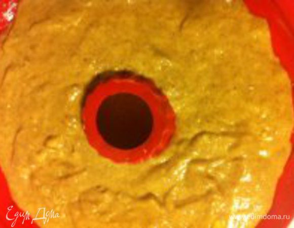 Выложите тесто в смазанную маслом форму, выпекайте в разогретой духовке примерно 45 минут (готовность проверяйте деревянной палочкой)