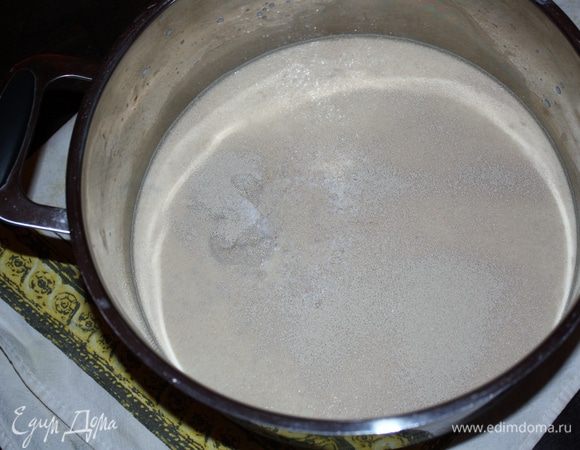 Высыпаем дрожжи,даем им минут 5 для работы.