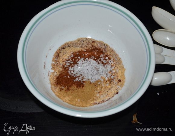 Смешаем все специи, плюс сахар в блюде.