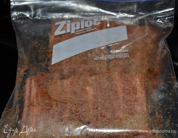 Ребрышки обсыпать со всех сторон смесью, пальчиками придавливая смесь. Положить в пакет. А затем в холодильник на час или лучше на ночь.