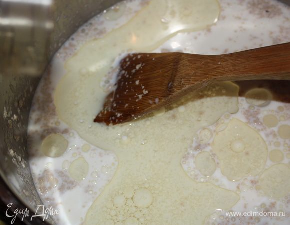 Добавляем сметану и растительное масло.