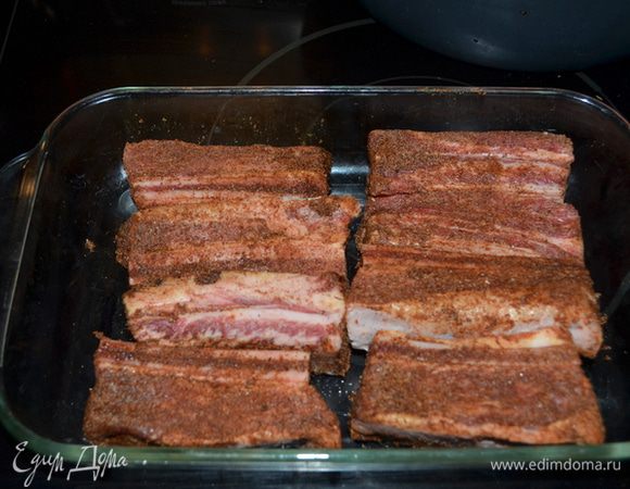 Разогреем духовку до 140 гр. Подготовим противень. Выложим фольгой для выпечки. Достанем наши ребрышки и выложим на фольгу. Поставим в центр духовки и готовим примерно 2 часа.