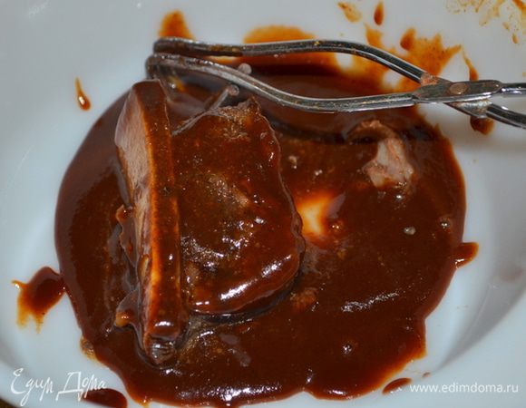 Подготовим барбекю соус,смешав его с 1 или 2  стол.л.воды. Смажем готовые ребрышки. Они приобретаю вот такой темный цвет .