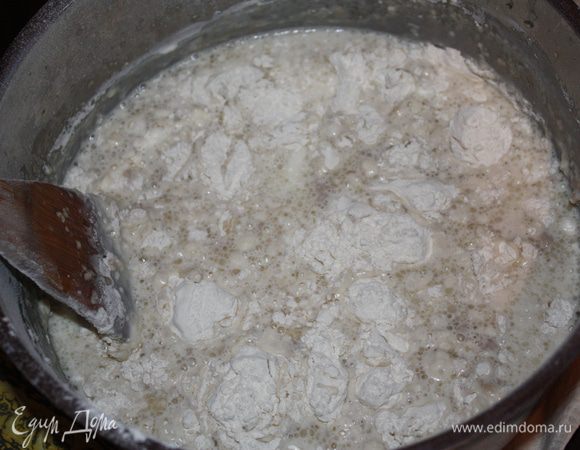 Начинаем всыпать просеянную муку (это обогащает ее кислородом и усиливает брожение).Я обычно всыпаю в 3-4 приема. Вообще,по правилам,все делают наоборот,жидкость вливают в муку,но мне уже не пересториться и я привыкла все вымешивать без комочков. Боитесь,делайте по правилам.