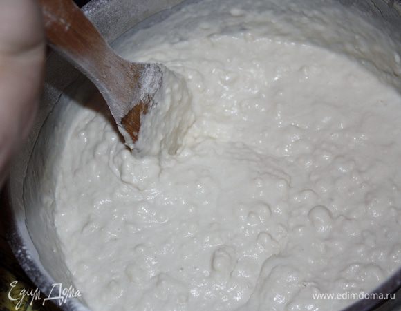 И хорошенько вымешиваем. Муки может потребоваться разное количество,тут все зависит от силы муки и влажности.