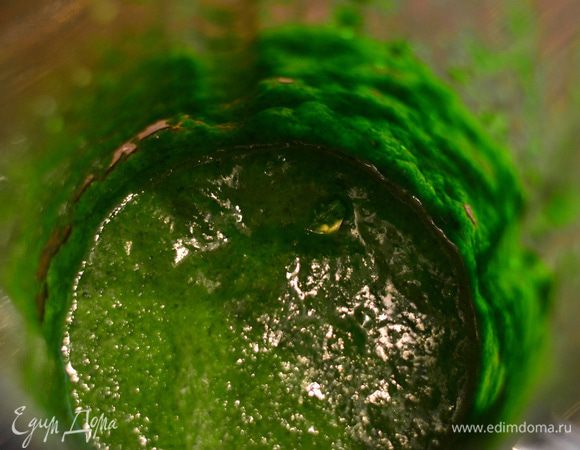 Поместить петрушку,чеснок и оливковое масло в блендер, на 1 пучок петрушку я взяла около 100 грамм и взбить до пастообразного состояния.