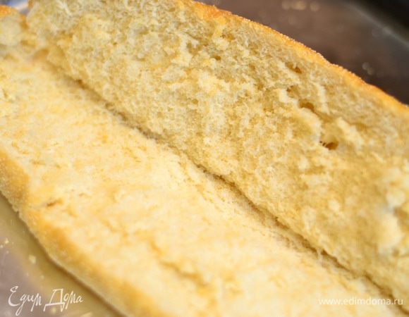 Разрезать пополам багет.