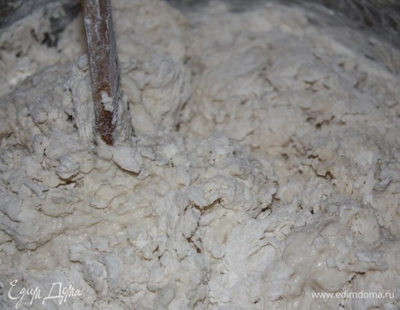 Засыпаем еще порцию муки.Тут главное не пересыпать,иначе тесто станет тяжелым и тугим,и соответственно,вся выпечка будет "плоской".