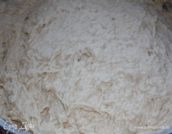 Еще одна порция.Вымешиваем вот до такого состояния. Тесто должно слегка липнуть к рукам. Не бойтесь,остальную необходимую ему муку,оно доберет при раскатке и формовке,столько,сколько нужно))Тесто будет очень-очень тяжело вымешиваться.