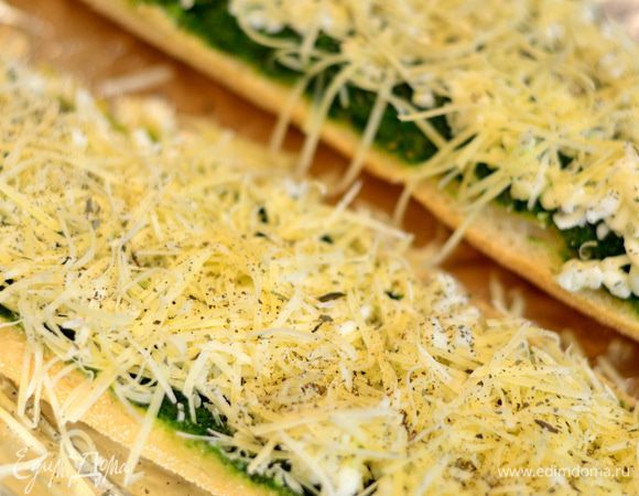 Развернуть,натереть моцареллу и пармезан на терке,сначала посыпать моцареллой, затем пармезаном, приправить по вкусу, базилик, черный перец и отправить в разогретую духовку на 200-220 гр., выпекать на фольге  минут 10-15 до золотистой корочки.