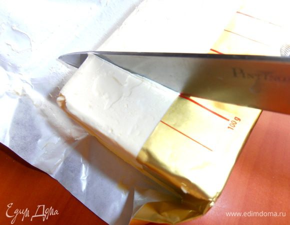 Масло или маргарин будем растапливать для коржа.
