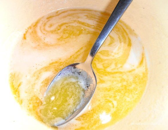 Удобно это сделать в разогревающейся духовке!