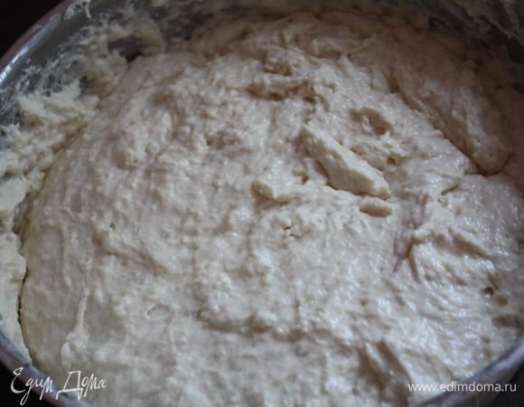 Теперь накрываем крышкой или влажным полотенцем и убираем в теплое место,без сквозняков и шума.Я,например,включаю духовку минут на 10 при 50 градусах,выключаю,даю ей с полчаса остыть и ставлю туда кастрюлю.