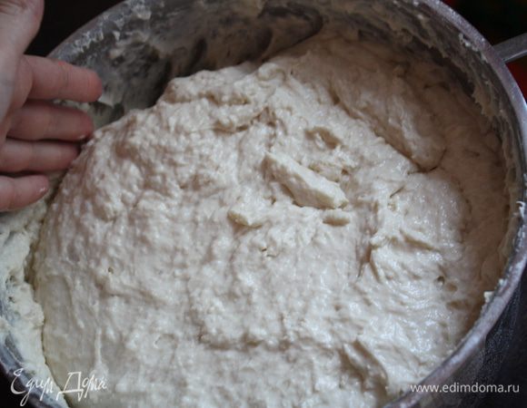 Примерно через 45-60 минут нужно обмять тесто. Оно у вас вырастет к тому моменту.Обминать нужно для того,чтобы тесто обогащалось кислородом и увеличивалось в объеме.