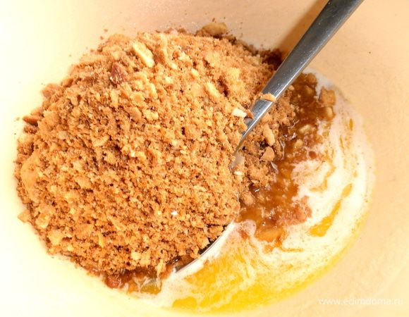 Крошку из любого печенья (даже немного сухого было) можно сделать скалкой через плотный пакет или в комбайне.