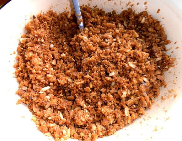 Перемешиваем топлёный маргарин с печеньем тщательно.