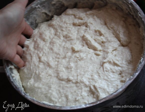 Для этого нужно намочить руку и как бы отделять тесто от стенок кастрюли,слегка приподнимая...