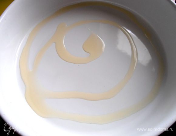 Керамическую форму (или разъёмную) смазываем растительным маслом.