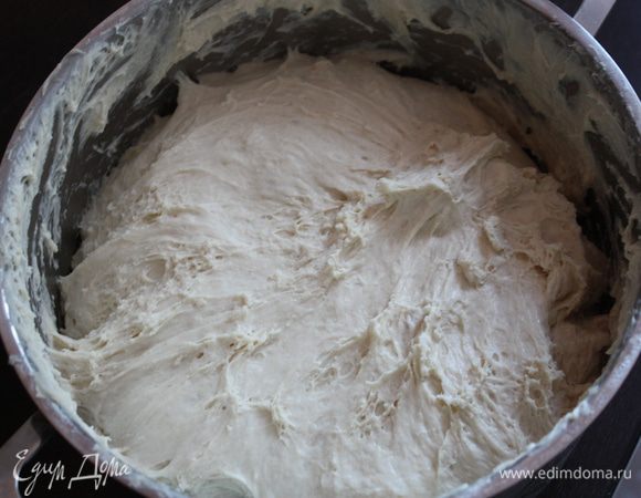 Второй раз обминаем.Всего нужно три.Снова убираем в тепло.