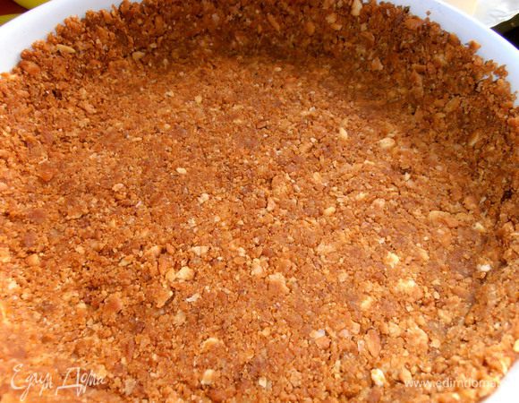 И,прижимая,выкладываем всю крошку,не забывая про бортики,3 см высоты!