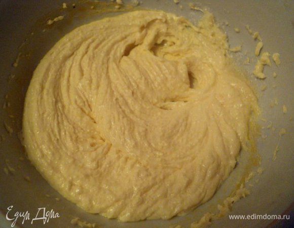 Размягченное масло взбить с сахаром и желтком.