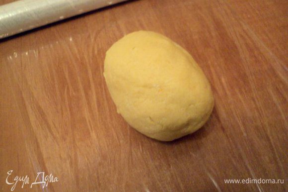 Добавить цедру лимона, муку и замесить тесто. Обернуть его в пищевую пленку и положить в холодильник на 1 час.