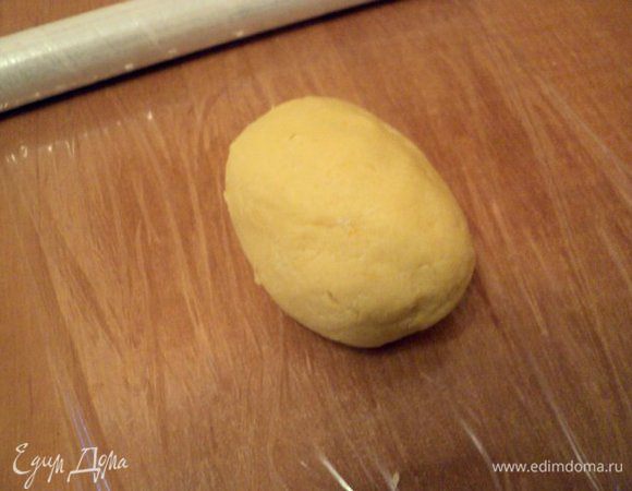 Добавить цедру лимона, муку и замесить тесто. Обернуть его в пищевую пленку и положить в холодильник на 1 час.