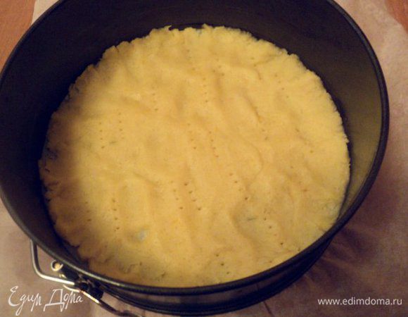 Разъемную форму Ф-20-22 см застелить бумагой для выпечки. 1/3 часть теста разровнять руками по дну, наколоть вилкой и выпекать в духовке при температуре 200 градусов 10 мин.                                                                                                                                        