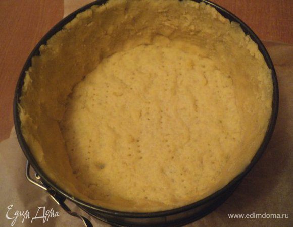 Затем форму с тестом охладить и из остального теста сформировать бортики.