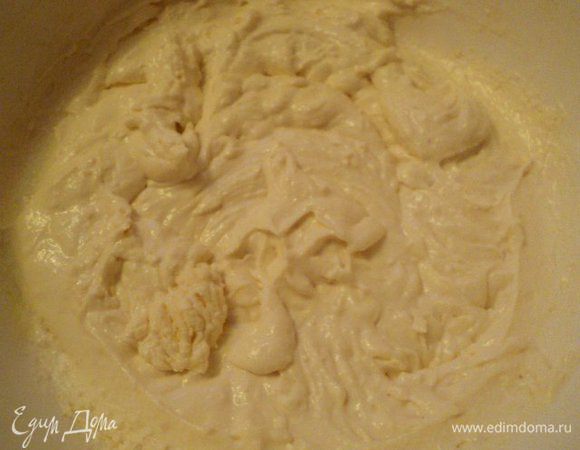 Для начинки творог взбить с сахаром, молоком, яйцами, белком, цедрой и мукой.