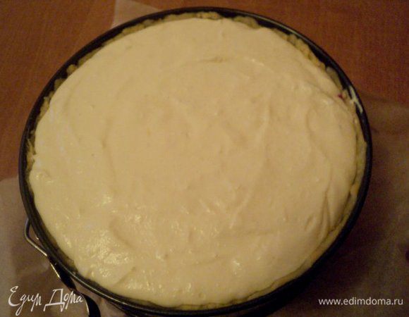 И сверху – остальную начинку. Выпекать при температуре 240 градусов 15 минут, затем снизить до 170 градусов и печь еще 20 - 25 минут.                                                                 