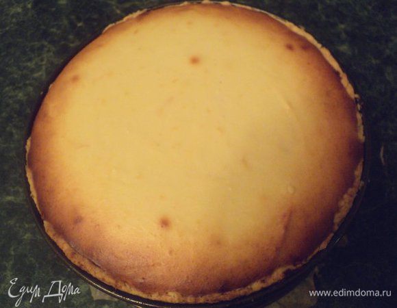 Начинка в центре должна подрагивать. Оставить чизкейк в духовке на 30 мин, затем охладить при комнатной температуре.